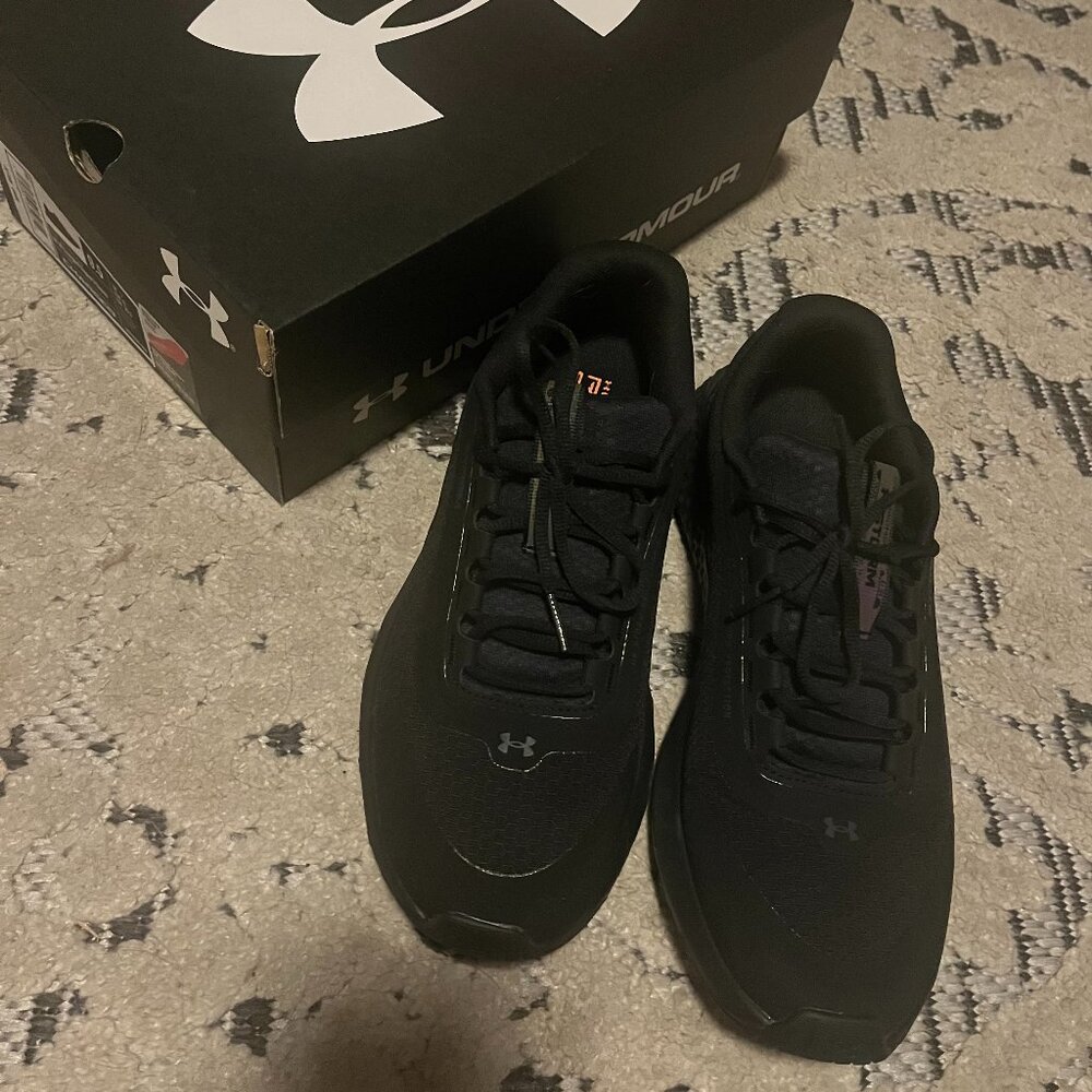 9.5 Women Under Armour Sneakers